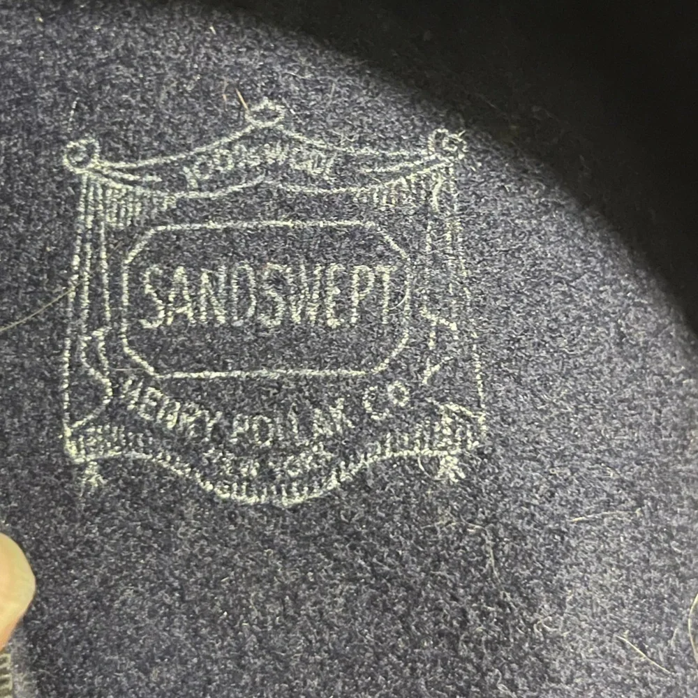 Sandswept Elegant Navy Beret with Seaturtle Pin